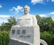 瞻仰潘汉年雕像：追寻英雄足迹