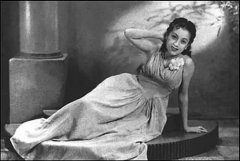 凝视的拓扑学：上官云珠雕塑中的时空褶皱