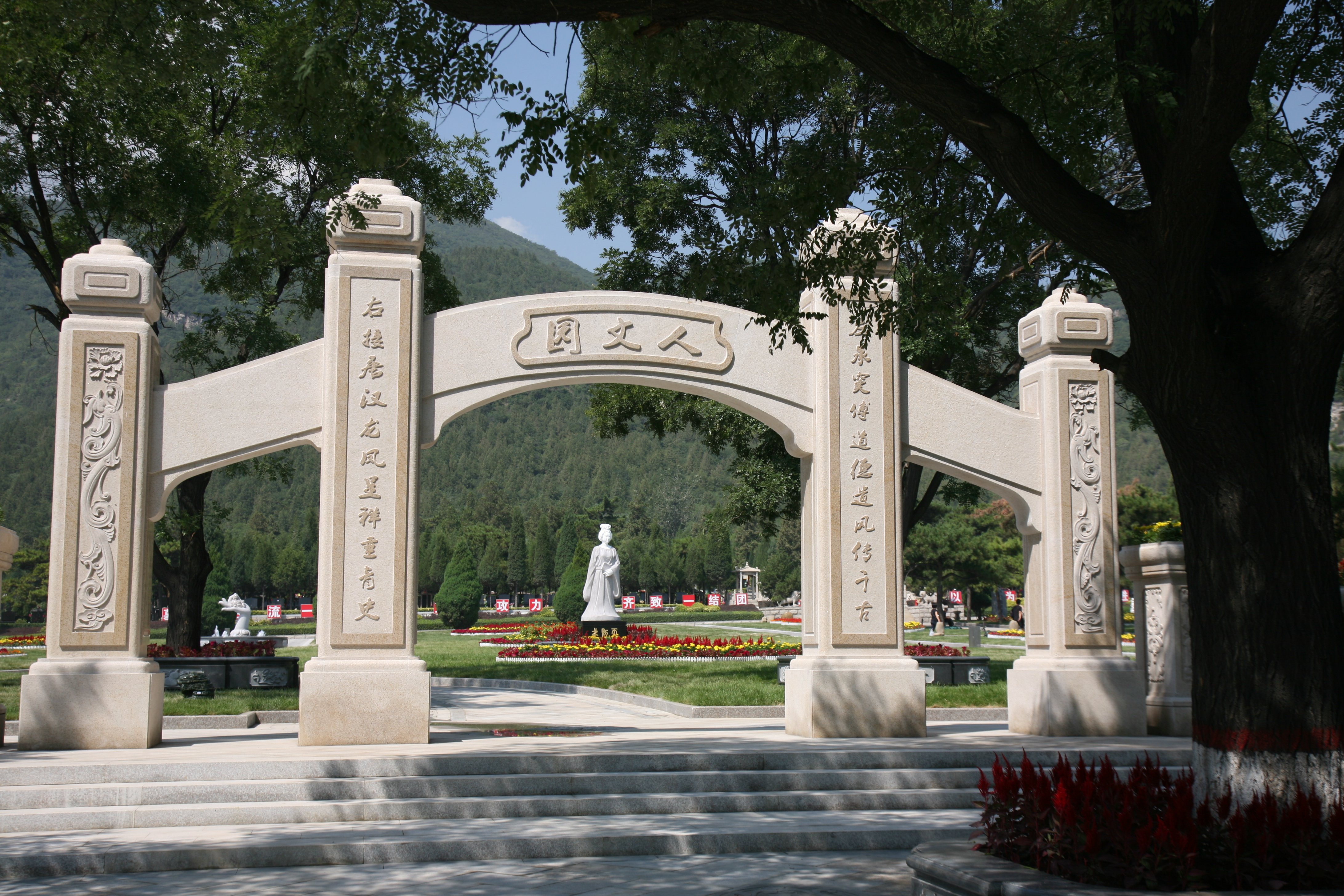 龙山墓园：于陵园规划中绘就历史与生态新画卷